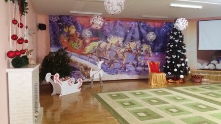 Новогоднее украшение музыкального зала в детском саду